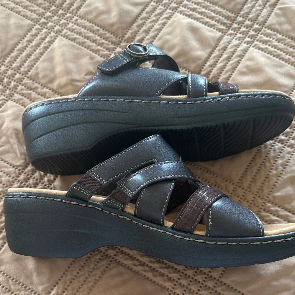 Clarks Women's Black and Brown Sandals - Picture 4 of 9